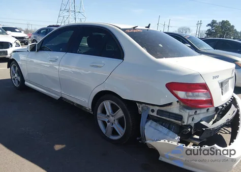 2010 Mercedes-Benz C 300 Luxury/Sport z USA, uszkodzony, nr VIN WDDGF5EB9AR095682